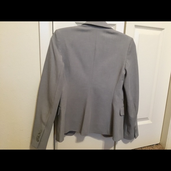 Express women’s skirt suit in light grey - Picture 2 of 6